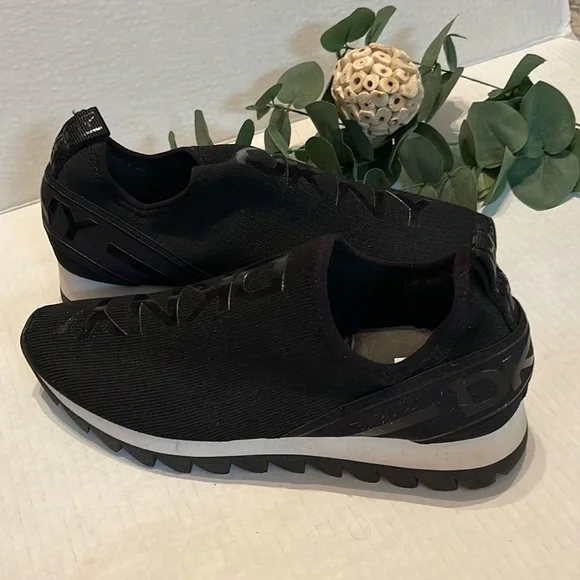 DKNY NEW LADIES SLIP ON TENNIS SHOES - Picture 2 of 8